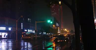 4K雨夜红绿灯交通车流十字路口视频的预览图